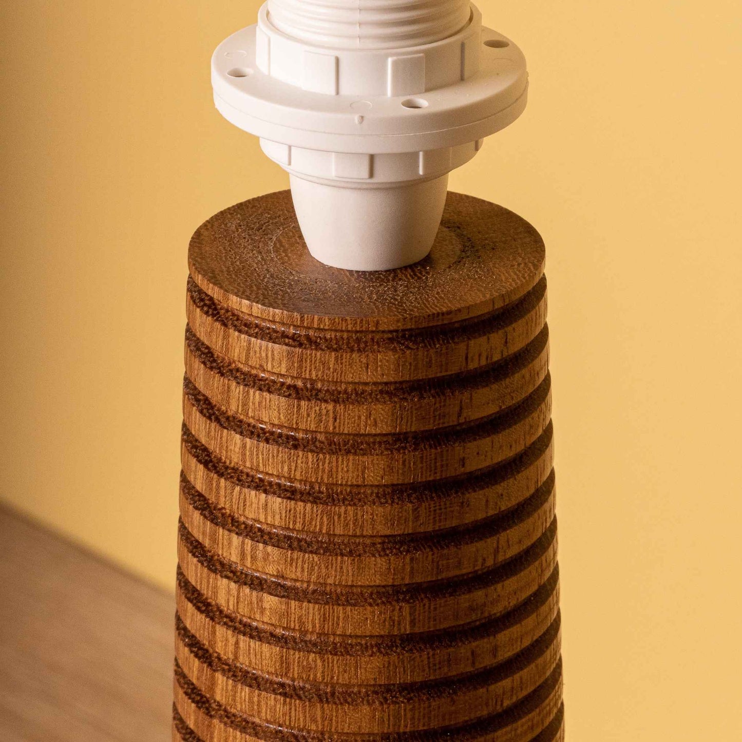 Επιτραπέζιο Φωτιστικό Ξύλινο Ιρόκο CONE με Λευκό/Μπεζ Καπέλο
