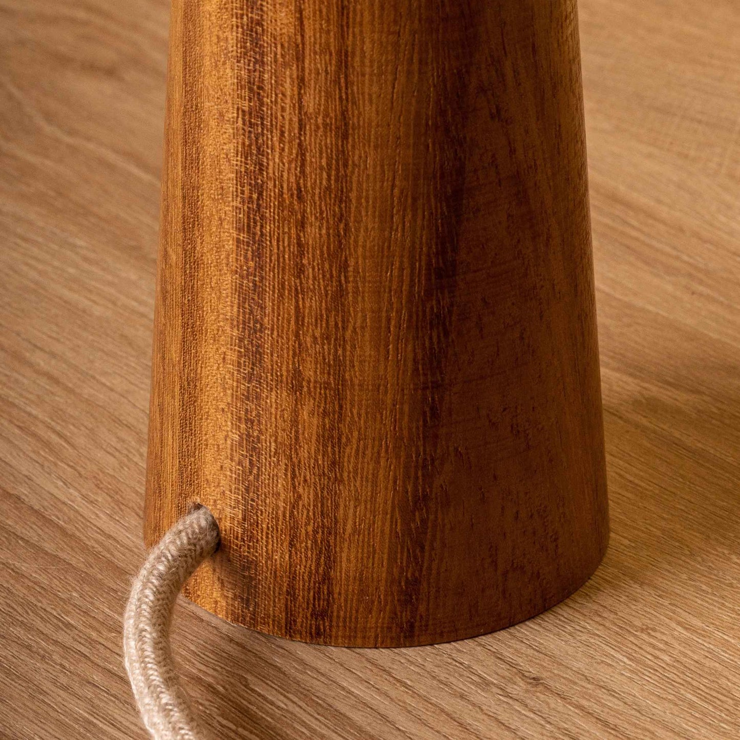 Επιτραπέζιο Φωτιστικό Ξύλινο Ιρόκο FRUSTUM CONE με Λευκό/Μπεζ Καπέλο