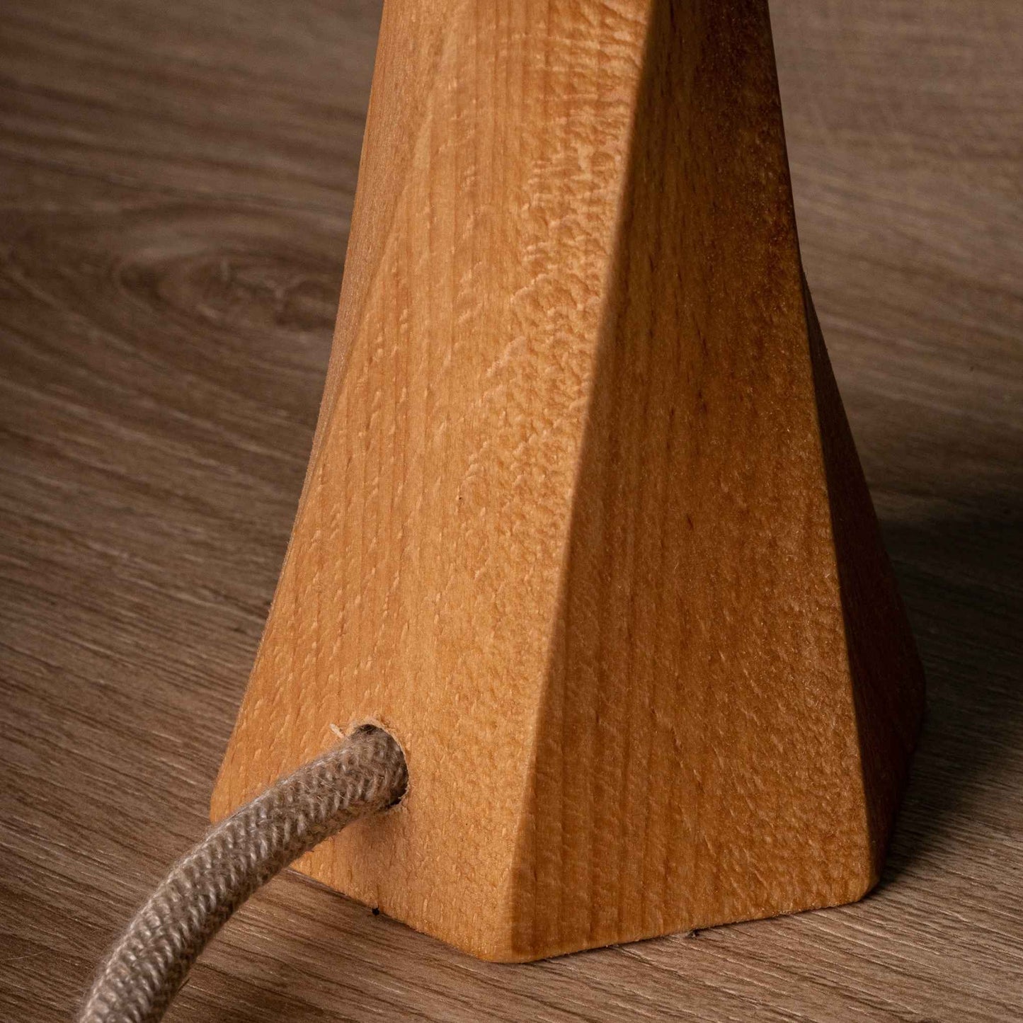 Επιτραπέζιο Φωτιστικό Ξύλινο DISTORTION Οξιά με Λευκό/Μπεζ Καπέλο με Ντουί Ε14