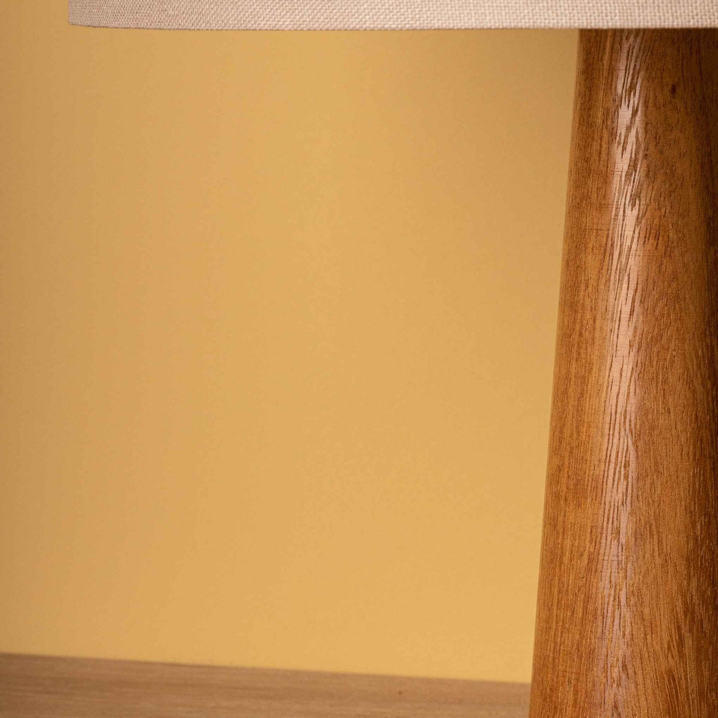 Επιτραπέζιο Φωτιστικό Ξύλινο VECTOR Ιρόκο  με Λευκό/Μπεζ Καπέλο