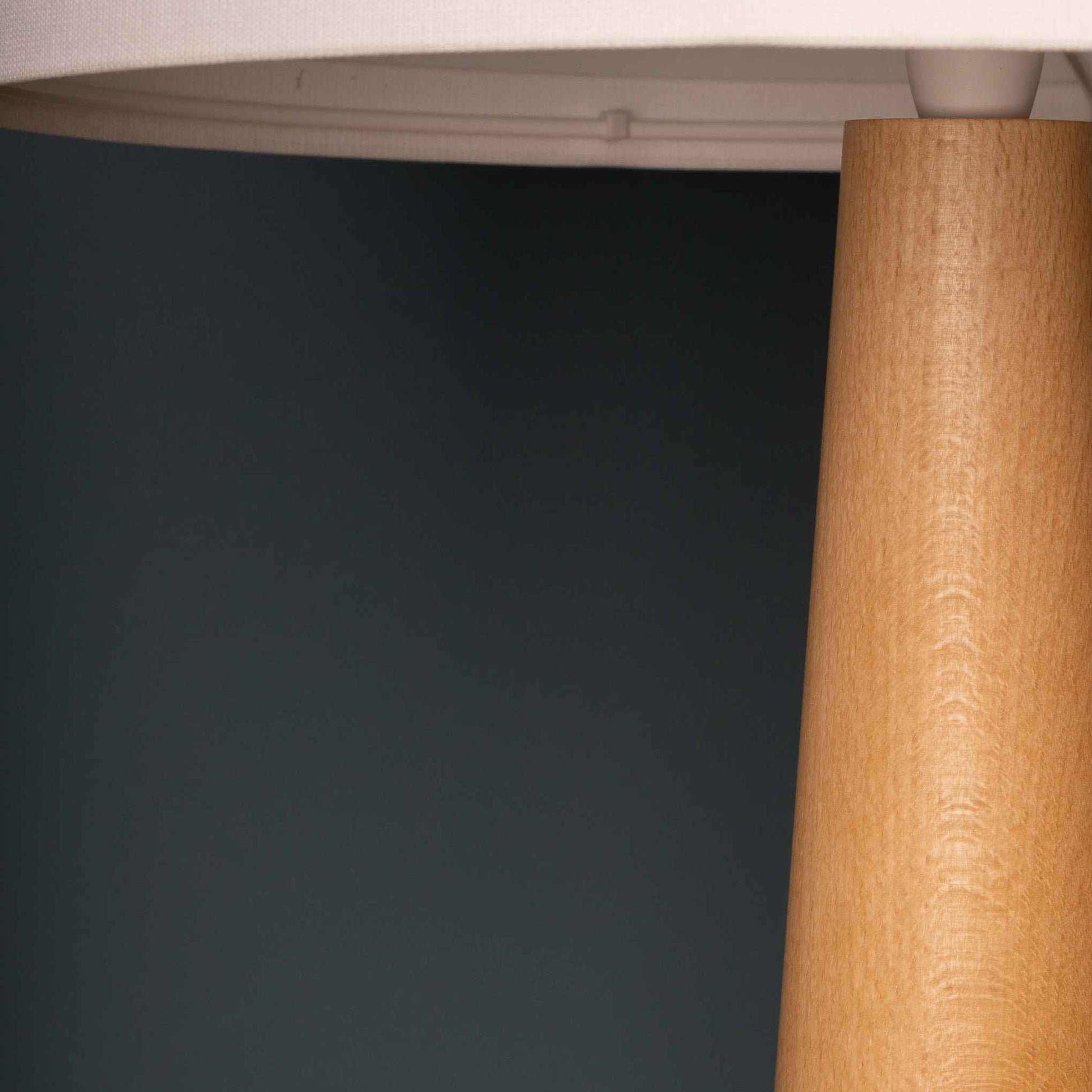 Επιτραπέζιο Φωτιστικό Ξύλινο VECTOR Οξιά με Λευκό/Μπεζ Καπέλο