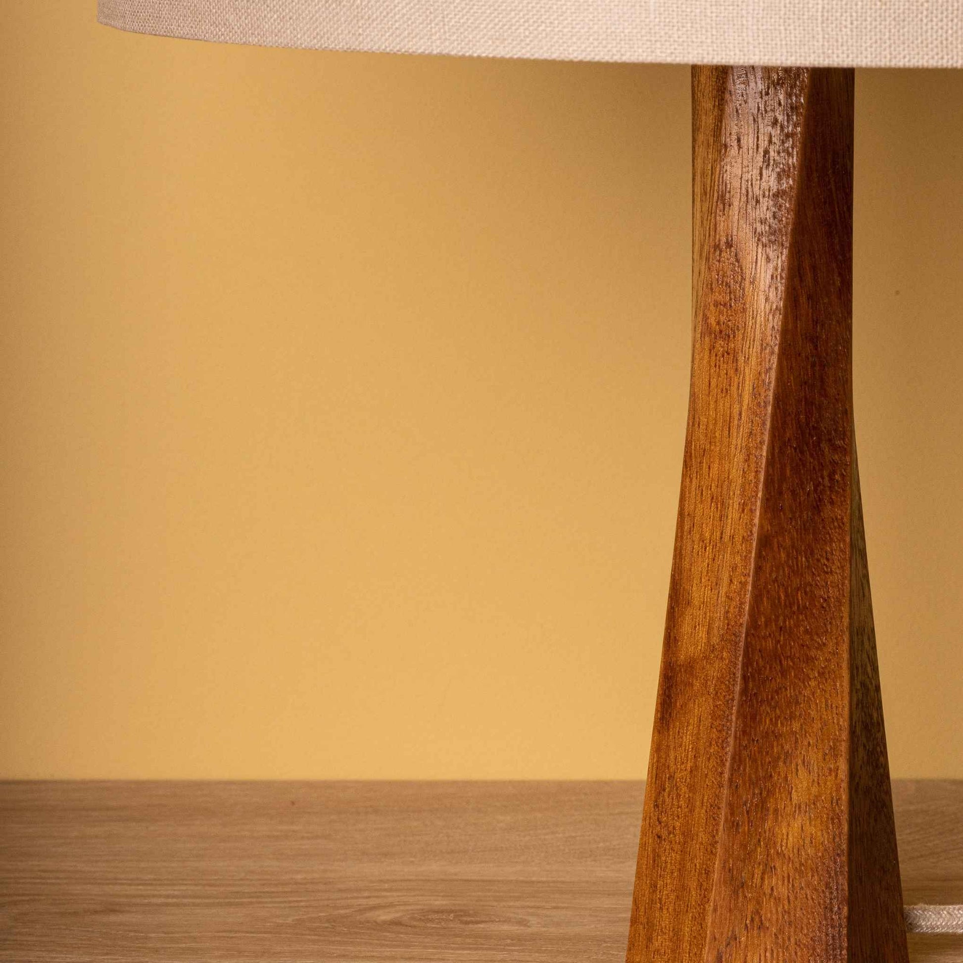 Επιτραπέζιο Φωτιστικό Ξύλινο DISTORTION Ιρόκο  με Λευκό/Μπεζ Καπέλο